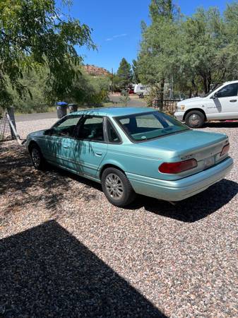 1995 Ford Taurus GL 4dr Sedan — photo 8