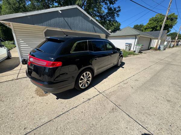 2012 Lincoln MKT Base 4dr Front Wheel Drive — photo 1