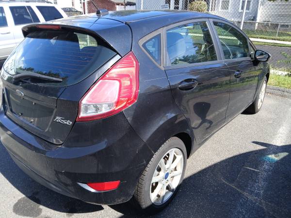 2016 Ford Fiesta SE 4dr Hatchback Automatic — photo 2