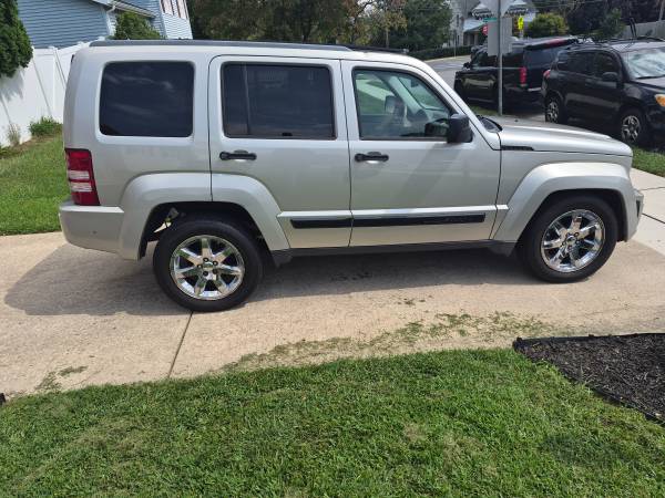 2009 Jeep Liberty Limited Edition 4dr 4x4 Automatic — photo 2