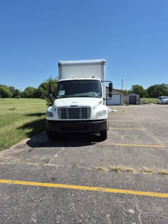 2014 Nissan Freightliner Box — photo 1