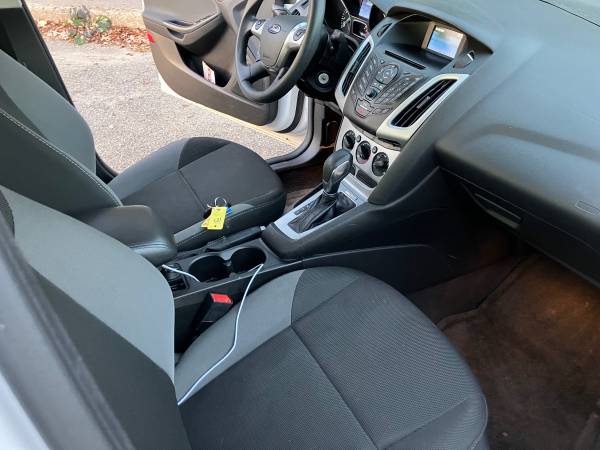 2014 Ford Focus S 4dr Sedan Automatic — photo 9
