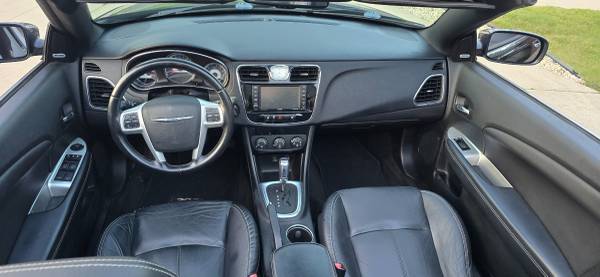 2011 Chrysler 200 S 4dr Sedan Automatic — photo 4