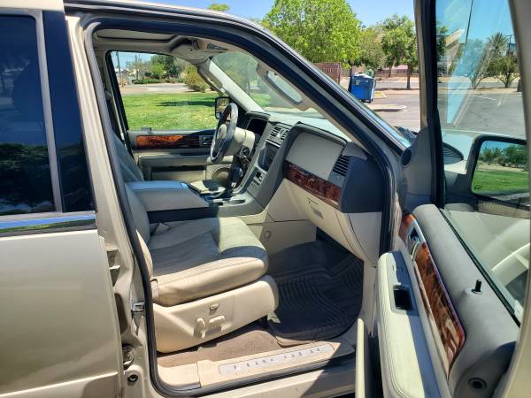 2004 Lincoln Navigator Base 4x4 Automatic — photo 3