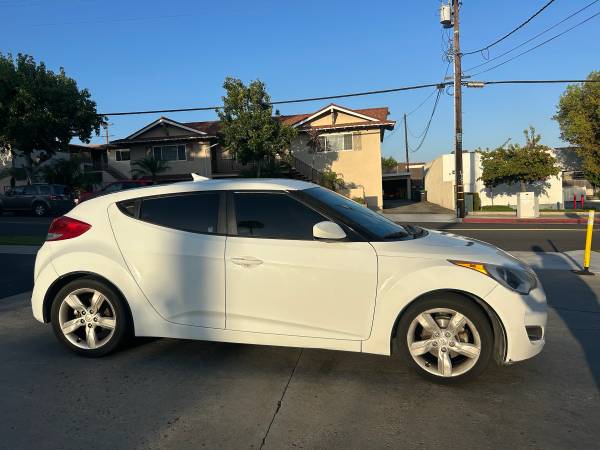 2016 Hyundai Veloster Base 3dr Hatchback Manual — photo 2
