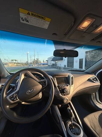 2016 Hyundai Veloster Base 3dr Hatchback Manual — photo 8