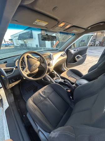 2016 Hyundai Veloster Base 3dr Hatchback Manual — photo 7