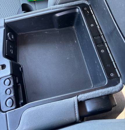 2014 RAM 1500 SLT 4x2 Quad Cab 140 in. WB Automatic — photo 10