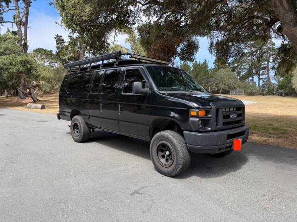 2011 Ford E 350 Super Duty XL Wagon Automatic — photo 1