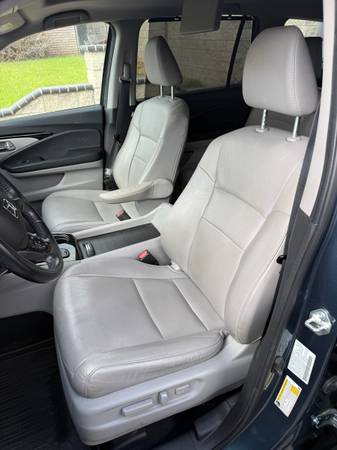 2021 Honda Pilot Touring 8 Passenger 4dr All-Wheel Drive Automatic — photo 3