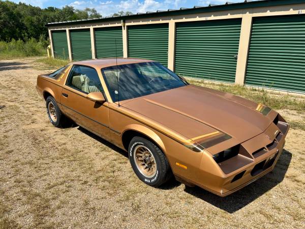 1982 Chevrolet Camaro Berlinetta 2dr Hatchback — photo 2