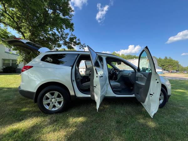2011 Chevrolet Traverse LS All-wheel Drive Automatic — photo 10