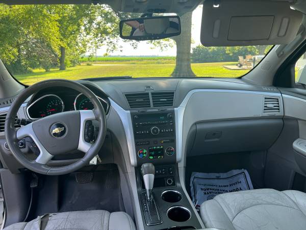 2011 Chevrolet Traverse LS All-wheel Drive Automatic — photo 3