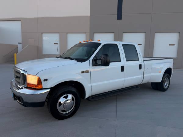 2002 Ford F 350 XLT 4x2 SD Crew Cab 156 in. WB DRW HD Manual — photo 1