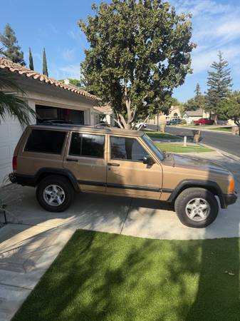 1999 Jeep Cherokee SE 4dr 4x2 Manual — photo 1