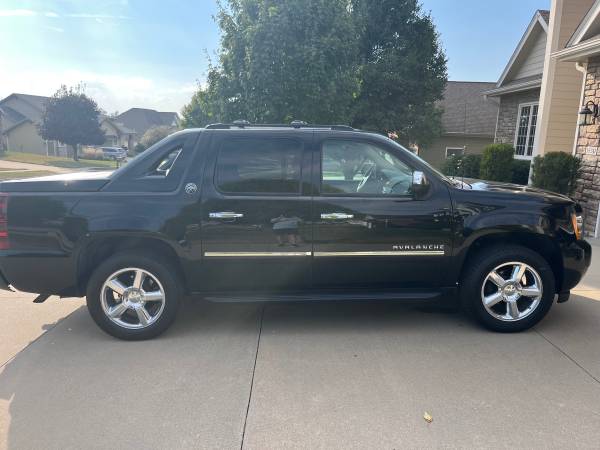 2013 Chevrolet Avalanche LS 4x2 Automatic — photo 2