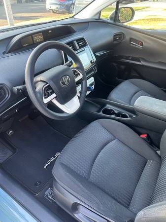 2017 Toyota Prius Two Eco — photo 8