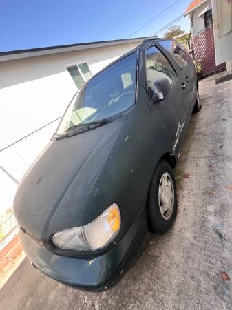 2000 Toyota Sienna LE 3dr & 1 hatch Passenger Van Automatic — photo 3