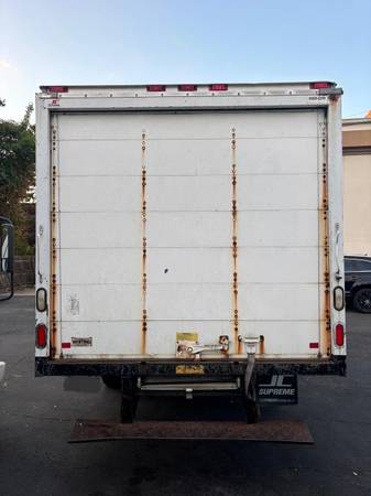 2012 Ford E 350 Super Duty XL Wagon Automatic — photo 4