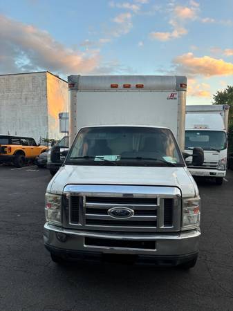 2012 Ford E 350 Super Duty XL Wagon Automatic — photo 1