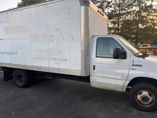 2012 Ford E 350 Super Duty XL Wagon Automatic — photo 3