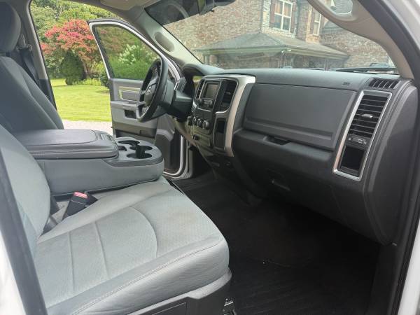 2016 RAM 1500 SLT 4x4 Quad Cab 140 in. WB Automatic — photo 5