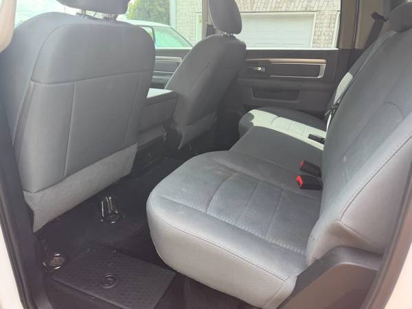 2016 RAM 1500 SLT 4x4 Quad Cab 140 in. WB Automatic — photo 6