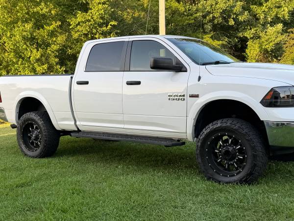2016 RAM 1500 SLT 4x4 Quad Cab 140 in. WB Automatic — photo 11