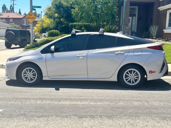 2017 Toyota Prius Prime Premium 5dr Hatchback CVT — photo 1
