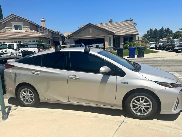 2017 Toyota Prius Prime Premium 5dr Hatchback CVT — photo 2