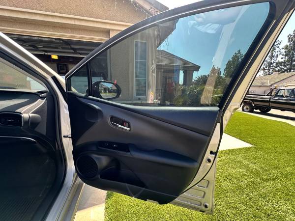 2017 Toyota Prius Prime Premium 5dr Hatchback CVT — photo 8