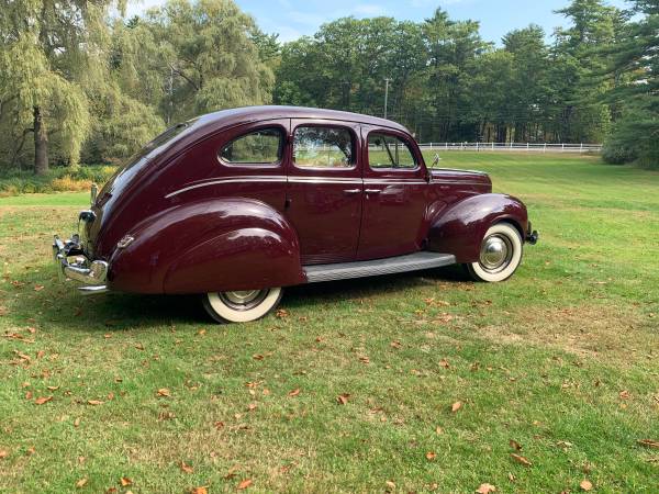 1940 Ford Deluxe Sedan — photo 1