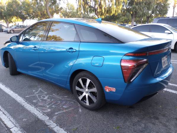2017 Toyota Mirai Base 4dr Sedan Automatic — photo 3