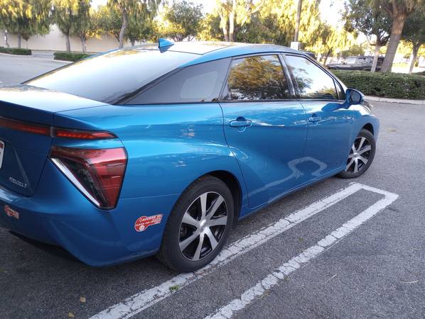 2017 Toyota Mirai Base 4dr Sedan Automatic — photo 4