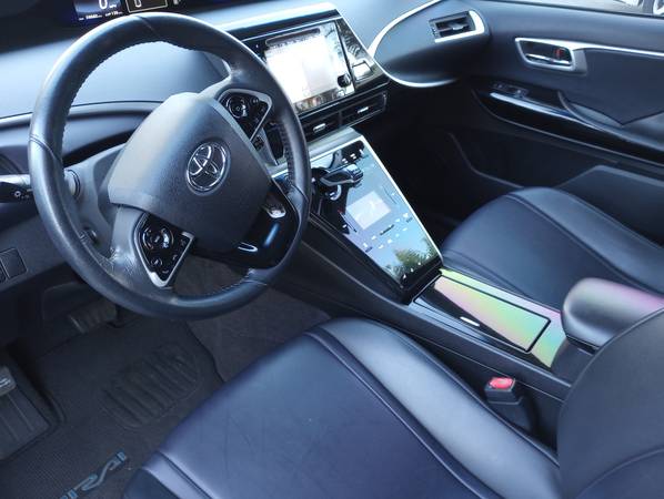 2017 Toyota Mirai Base 4dr Sedan Automatic — photo 6