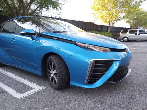 2017 Toyota Mirai Base 4dr Sedan Automatic — photo 2