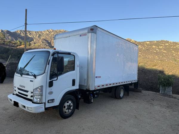 2018 Isuzu Npr Hd — photo 2
