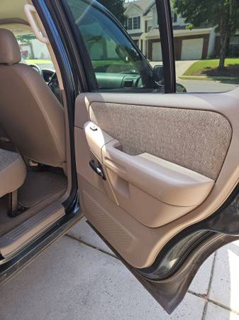 2004 Ford Explorer XLS 4dr 4x2 Automatic — photo 8