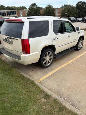 2011 Cadillac Escalade Premium 4x2 Automatic — photo 3