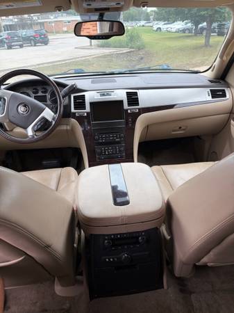 2011 Cadillac Escalade Premium 4x2 Automatic — photo 5