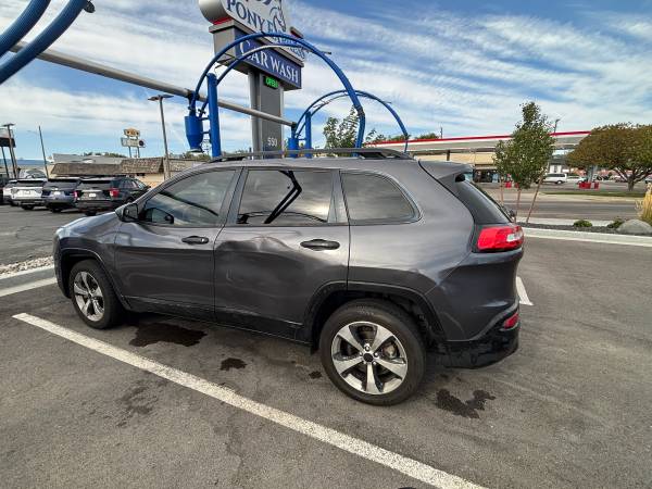 2017 Jeep Cherokee Sport — photo 2