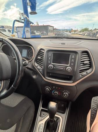 2017 Jeep Cherokee Sport — photo 11