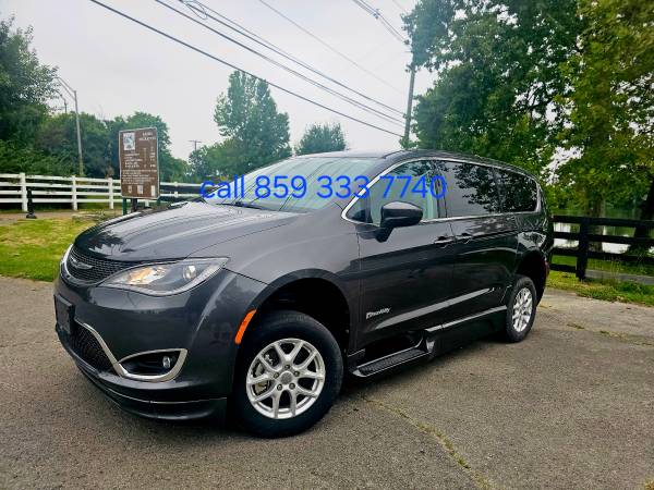 2017 Chrysler Pacifica LX Front-wheel Drive Passenger Van Automatic — photo 5