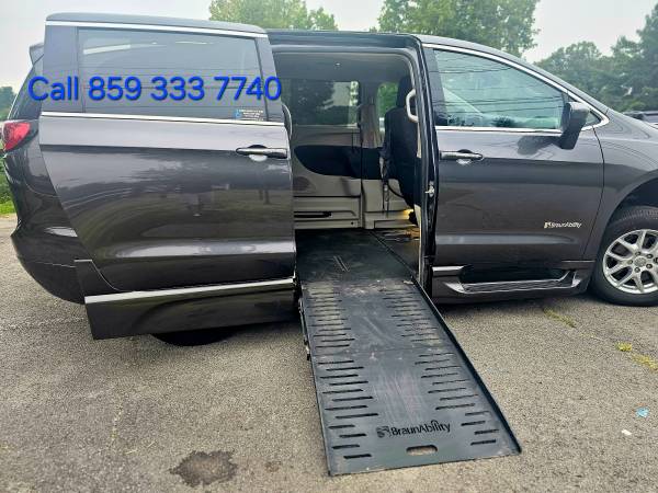 2017 Chrysler Pacifica LX Front-wheel Drive Passenger Van Automatic — photo 9