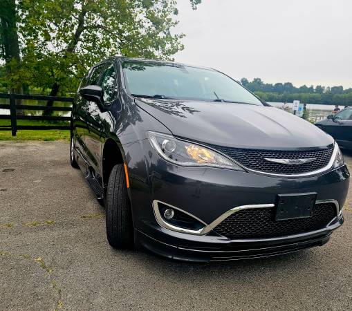 2017 Chrysler Pacifica LX Front-wheel Drive Passenger Van Automatic — photo 6