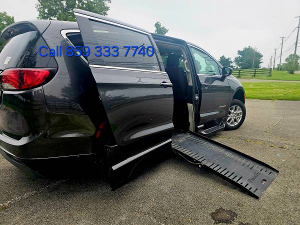 2017 Chrysler Pacifica LX Front-wheel Drive Passenger Van Automatic — photo 10