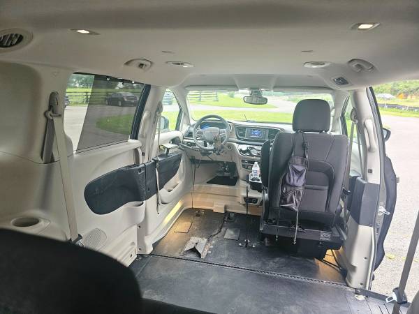 2017 Chrysler Pacifica LX Front-wheel Drive Passenger Van Automatic — photo 3