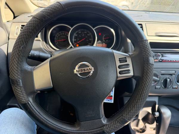 2010 Nissan Versa 1.6 Base — photo 9