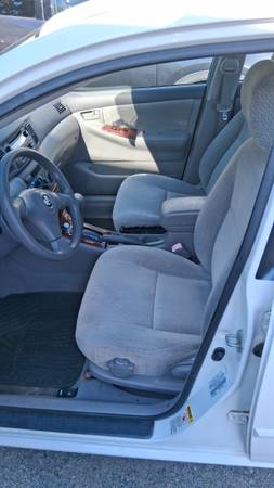 2004 Toyota Corolla LE 4dr Sedan Automatic — photo 5