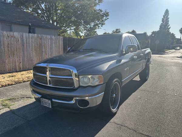 2005 Dodge RAM 1500 ST 4x2 Quad Cab 140.5 in. WB Manual — photo 1